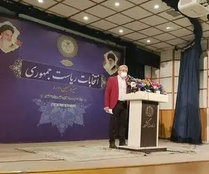 احمدی‌نژاد جدید با کت قرمز