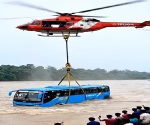 جا به جایی جانکاه؛ راننده هندی خرکی روند اتوبوس افتاد تو دریاچه هلیکوپتر درش میاره