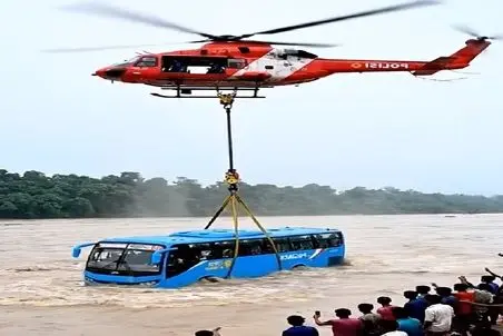 جا به جایی جانکاه؛ راننده هندی خرکی روند اتوبوس افتاد تو دریاچه هلیکوپتر درش میاره