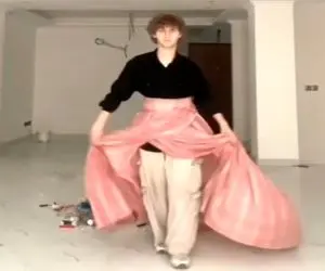 آواز محلی؛ حالت کارخونه هر گیلکی که آهنگ توی این کلیپ رو میشنوه مثل همین پسره اس