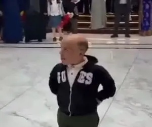 آواز شاد؛ پایکوبی این آقا با قد و اندازه نیم اینچی و کله کچل وسط تالار همه رو مات کرد