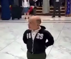 آواز شاد؛ پایکوبی این آقا با قد و اندازه نیم اینچی و کله کچل وسط تالار همه رو مات کرد