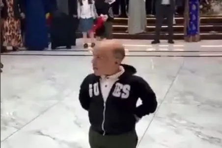 آواز شاد؛ پایکوبی این آقا با قد و اندازه نیم اینچی و کله کچل وسط تالار همه رو مات کرد