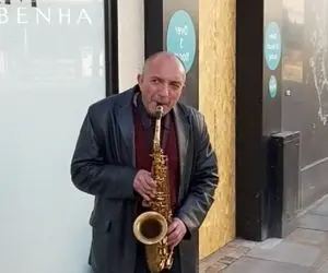 آواز خیابانی؛ ببینید آقاهه چه سوزدار ساکسیفون میزنه که اشکتو درمیاره