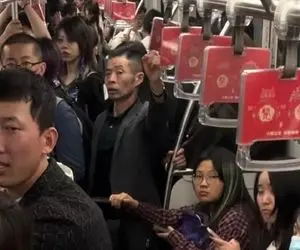 آواز احساسی؛ ایرانی تو مترو چینی ها آهنگ سلطان قلب ها رو میخونه همه دهنشون باز موند