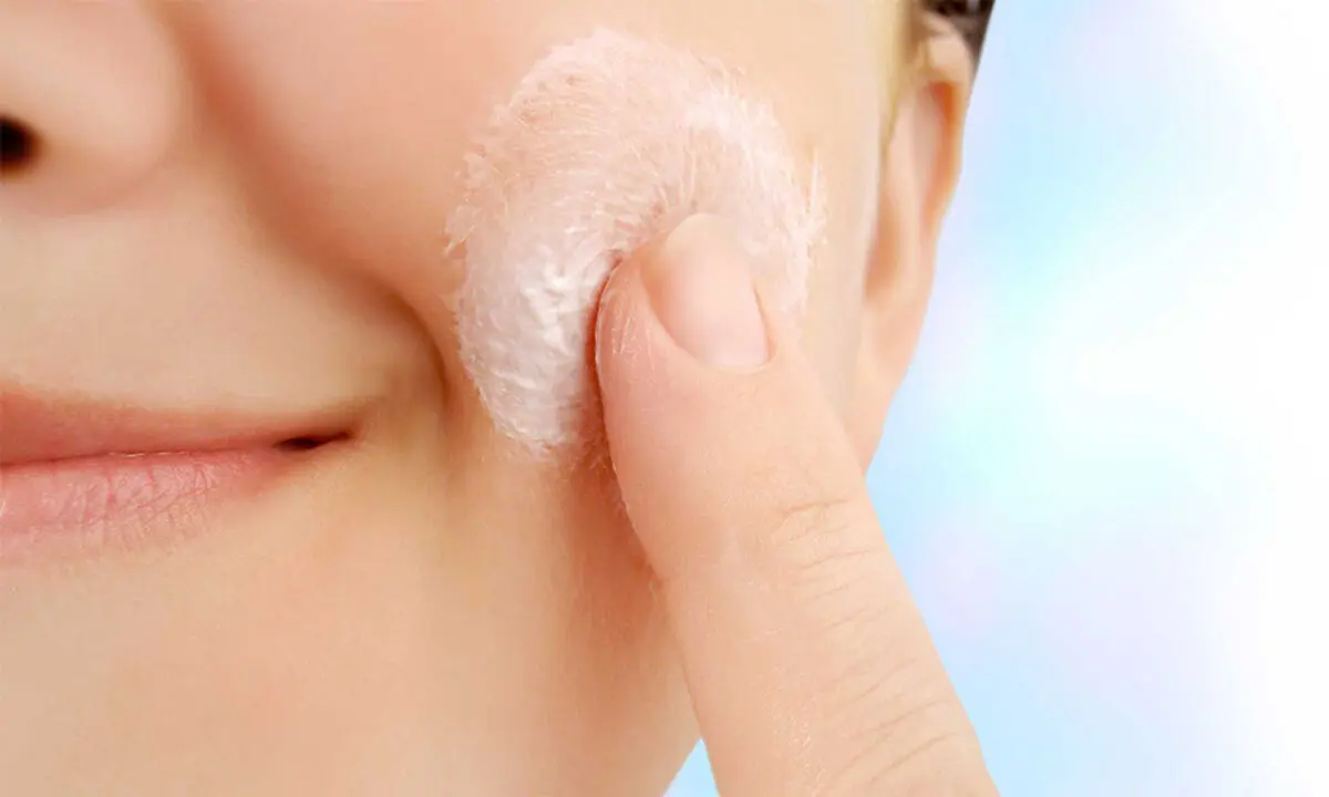 بهترین-کرم-مرطوب-کننده-و-آبرسان-صورت
