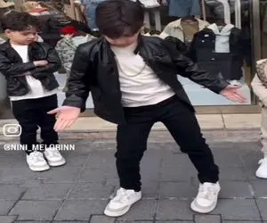 آواز شادان؛ بنازم پسر بلا یه جور میرقصه خواهر برادرش انگار تازه دارن میبیننش