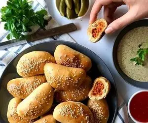 آموزش آشپزی؛ فوت و فن درست کردن پیراشکی گوشت با خمیر نانوایی