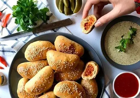 آموزش آشپزی؛ فوت و فن درست کردن پیراشکی گوشت با خمیر نانوایی