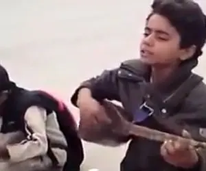 آواز جگرسوز؛ کودک کار با دل خون چه با بغض راجب مرگش آهنگ سنگتراش آغاسی رو میخونه 