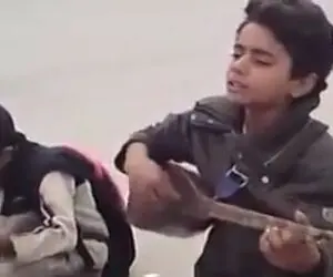 آواز جگرسوز؛ کودک کار با دل خون چه با بغض راجب مرگش آهنگ سنگتراش آغاسی رو میخونه 