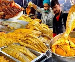 غذای خیابانی؛ ماهی کبابی کنار جاده این آشپز به سبک خودش و خیلی خارق العاده طبخ میکنه