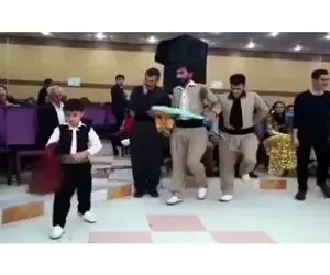 آواز اصیل؛ فسقل بچه وامیسته سر دسته بزرگا دستمال به دست مجلس دست میگیره کردی میرقصه