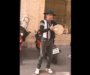 آواز خیابانی؛ ببینید این آقاهه چه ریتمیک شاد تنبک میزنه ملت کیف کردن!