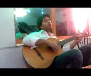 آواز خیابانی؛ پسر خوش صدایی که خیلی با احساس و دلنشین خوند و گیتار زد