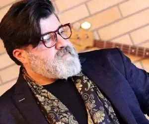 آواز جگرسوز؛ مهدی یغمایی سر خاک برادرش با بغض خفه کننده میخونه و مادرش زار میزنه