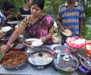 غذای خیابانی؛ این خانم رو گاری چه غذا های رنگارنگی داره انگار رفتی رستوران سلف سرویس