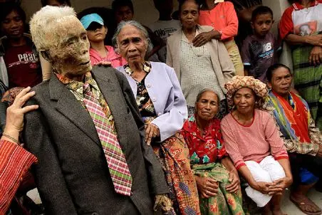 دانستنی؛ کشور عجیبی که مرده هاشون رو تو خونه نگه میدارن! یعنی چطوری بو نمیگیره؟! 