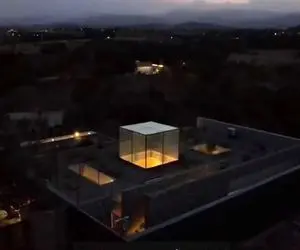 معماری خلاقانه؛ ویلای شاهکار ساختن ازش فقط یه مکعب معلومه بقیش تو زمین شیب دار پشتشه