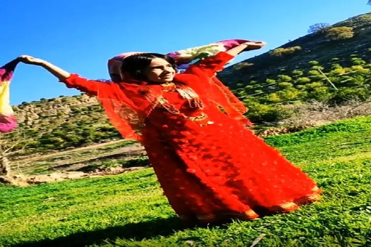 آواز محلی؛ دختربچه انقد شیرین و قشنگ لری میرقصه که ازش اصالت میباره