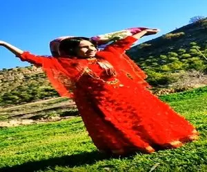 آواز محلی؛ دختربچه انقد شیرین و قشنگ لری میرقصه که ازش اصالت میباره