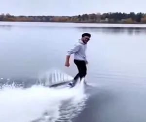 اختراع خلاقانه؛ کفش ساختن یه پره بهش وصله باهاش میرن تو آب راه میرن خیلی شیک و مجلسی