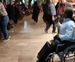 آواز کوچه بازاری؛ آقا ویلچر نشین با خوندن آهنگ اول آشاییمون چه جمعیتی دورش جمع کرد