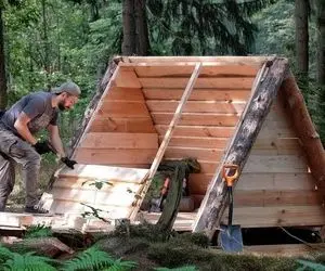 معماری خلاقانه؛ آقاهه دست تنها تو جنگل با چوب درختا یه کلبه شکل مثلث ساخته شاهانه