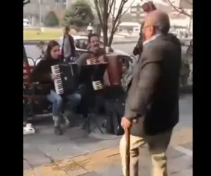 آواز خیابانی؛ ببینید این خانواده نوازنده چطور پیرمرد عصا به دست رو به رقص آوردن!
