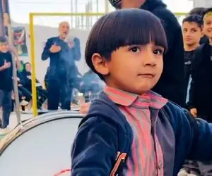 آواز محلی؛ بچه از ترس امتحان با موهای مدل قارچی داره عزاداری میکنه