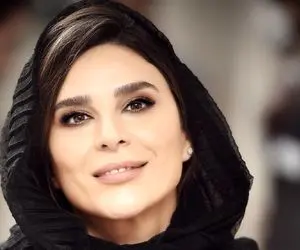 طنازی سحر دولتشاهی با لباس سنتی روی فرش قرمز/ سحر دولتشاهی یا خرم سلطان مسئله این است