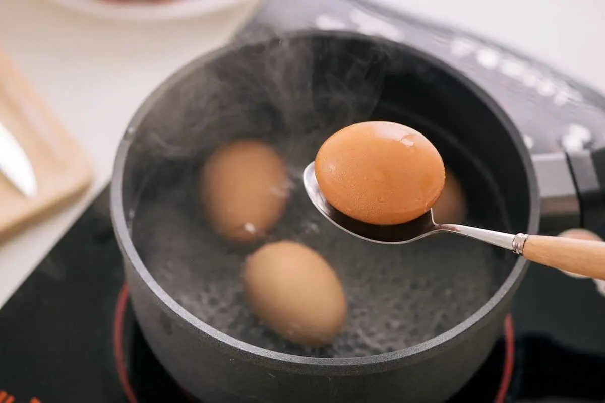 راه جلوگیری از شکستن تخم مرغ آبپز