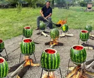 غذای هندوانه‌ای؛ داخل هندوانه رو با  مرغ و ماهی مرینیت شده پر کرد گذاشت رو آتیش پخت