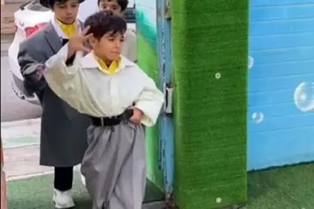 آواز ادایی؛ جوجه ماشینیا لباس ددی پوشیدن به تنشون زار میزنه باباکرم میرقصن