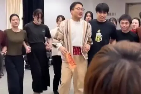 آواز محلی؛ فقط مونده بود چشم بادومیا لری برقصن که اونم رقصیدن از خودمون بهتر