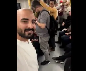 آواز احساسی؛ این پسر باحال صبح تو مترو آهنگ قرارمون یادت نره رو خوند و روح همه شاد شد