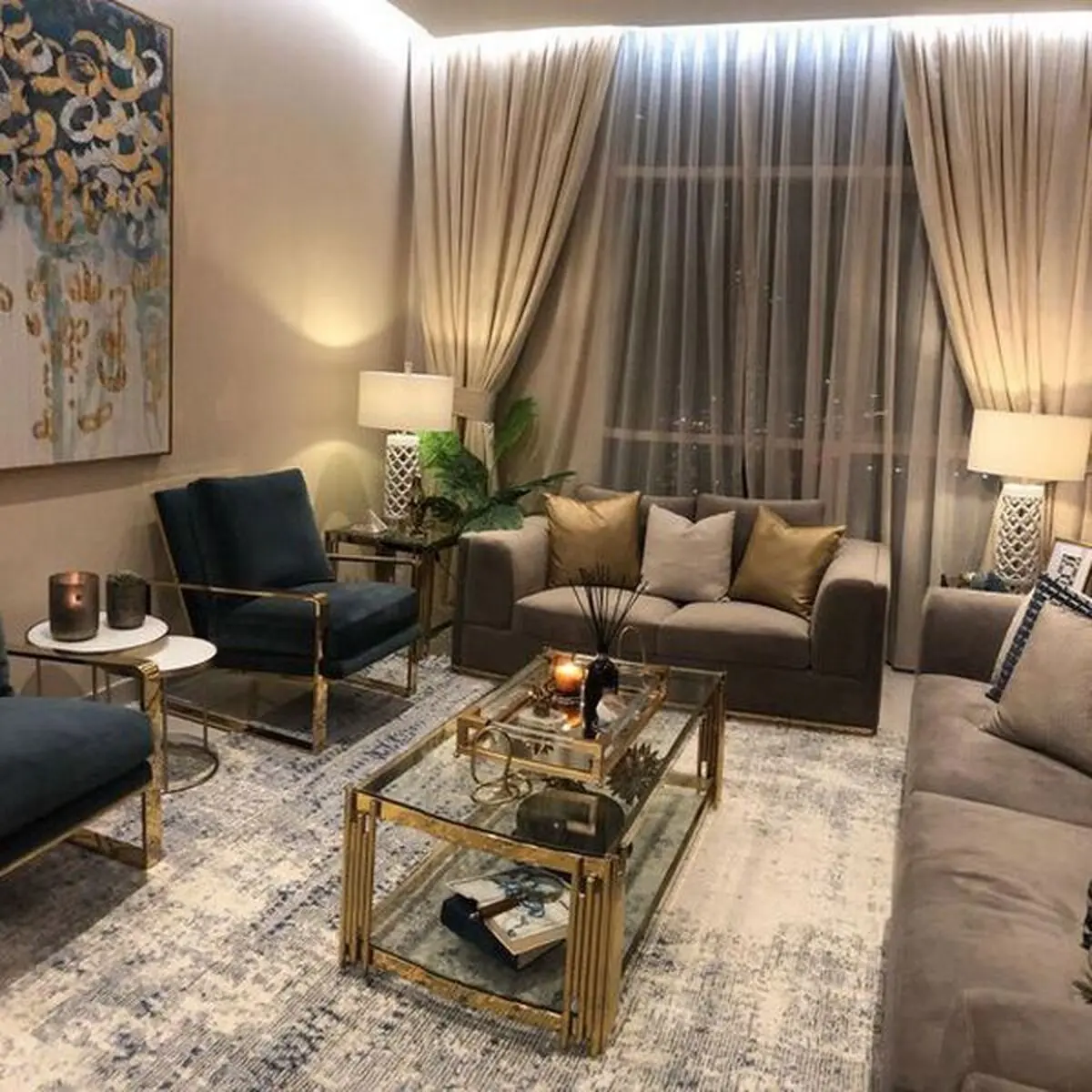 چیدمان مبل هفت نفره در پذیرایی مستطیل