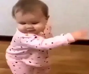 آواز شاد؛ رقص این فسقلی ها با پستونک و پوشک بچه همرو آب قند لازم میکنه