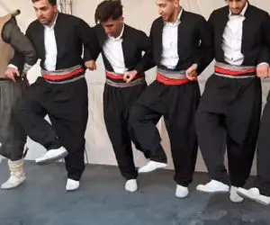 آواز محلی؛ رقص دسته جمعی کردی که یکیشون مثل هلی کوپتر دستمالو میچرخونه همه هاج و واجن