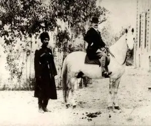 یک عکس یک روایت؛ زمانی رضا شاه قزاق دودمان قاجار بود و اسب سفیر هلند ازش مهمتر