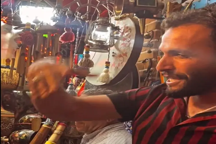 مرد آهنگ قدیمی را در مغازه جوری خواند که همه از فروشنده تا مشتری عشق کردن/ تخفیف گرفت