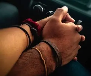 دست دخترا رو میگیره تا مخشون رو بزنه | ویدیو