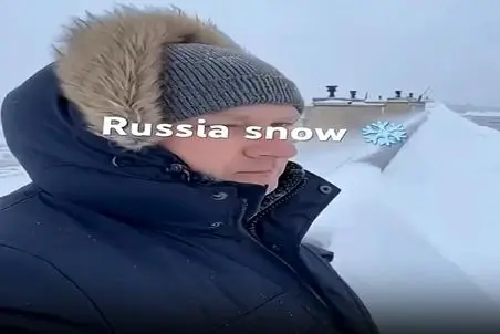 معماری طبیعت؛ تو روسیه چنان برفیه که مرد بالا ساختمان از گرگ های گیر کرده فیلم گرفت