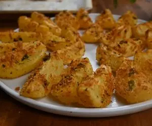 غذای یک ربعی؛ سیب زمینی رو با یه سری ادویه مزه دار کرده یه جوری خرچ خرچی شده محشر