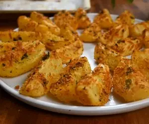 غذای یک ربعی؛ سیب زمینی رو با یه سری ادویه مزه دار کرده یه جوری خرچ خرچی شده محشر