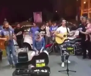 آواز خیابانی؛ ببینید بند زرد یواش با آهنگ بی تو هرگز نمی خندم مردم رو به وجد آوردن!