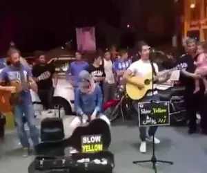آواز خیابانی؛ ببینید بند زرد یواش با آهنگ بی تو هرگز نمی خندم مردم رو به وجد آوردن!