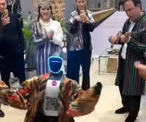 آواز مصنوعی؛ فقط مونده بود چینیا رباتشون برقصه که اونم انجام داد چقدرم گوگولی میجنبه