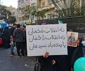 ژست متفاوت یک زن در مراسم ۱۳ آبان