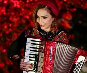 آواز معروفا؛ نوازندگی و شعرخوانی شبنم قلی خانی که انگاری سنش بک زده به بیست سال پیشش